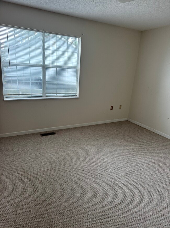 Building Photo - 121 Country Village Ct