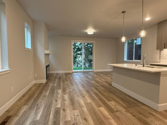 Foto del edificio - Beautiful Three Bedroom New Construction Home For Rent