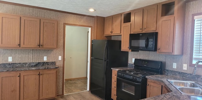 Building Photo - 300 Hunt Club Dr