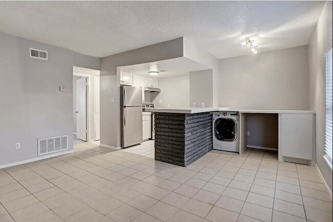 Photo - 935 Byrne St Apartment