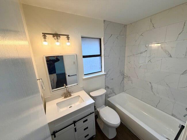 Building Photo - 800 Nicole Dr