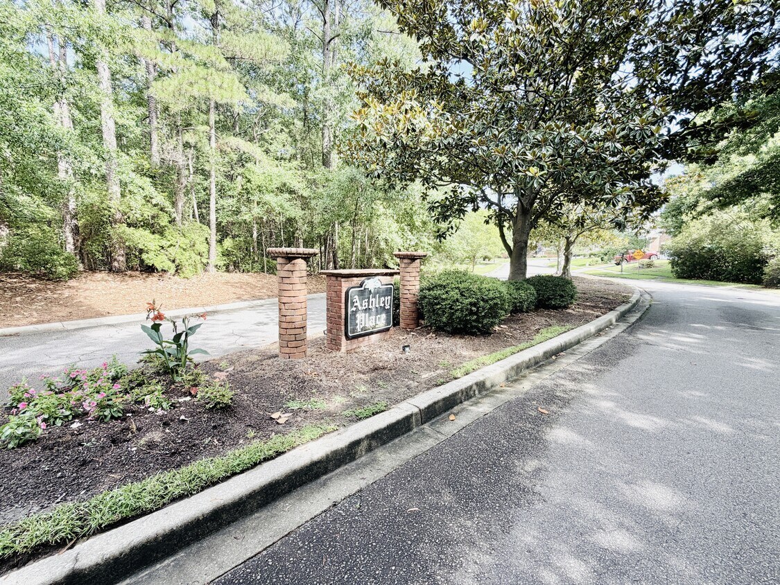 Foto del edificio - 207 Ashley Place Rd