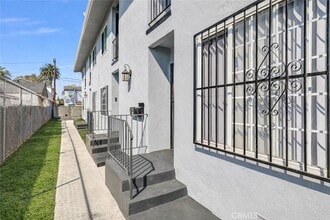 Building Photo - 151 E 95th St