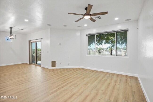 Foto del edificio - 7601 E Roosevelt St