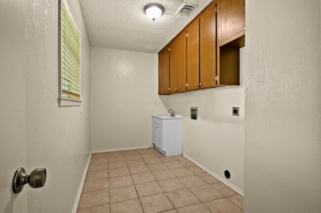 Foto del edificio - 905 N Johnson Ave