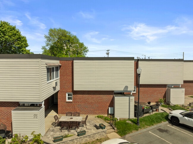 Building Photo - 211 W Walk