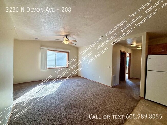 Building Photo - Spacious 2 Bedroom Top Floor Apartment in ...