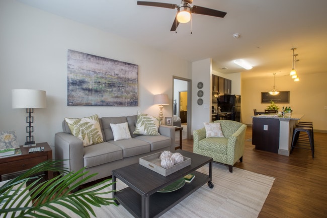 Spacious, open living room - Watercourse