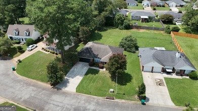 Building Photo - 2806 Stonewater Dr