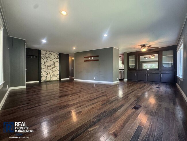 Foto del edificio - 2 Bed / 2 Bath Home with 4-Car Garage, Large Yard & RV Parking in Graham!