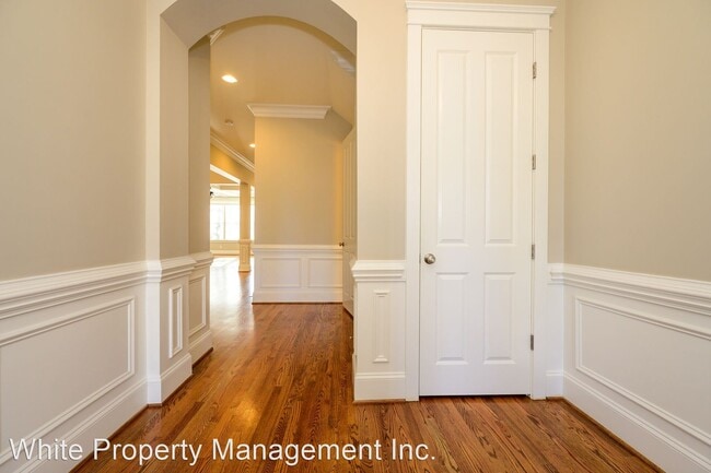 Building Photo - 3 br, 2.5 bath House - 6821 Fairway Row Lane