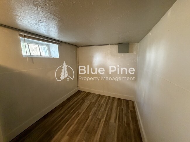 Building Photo - 560 Oneida Ave