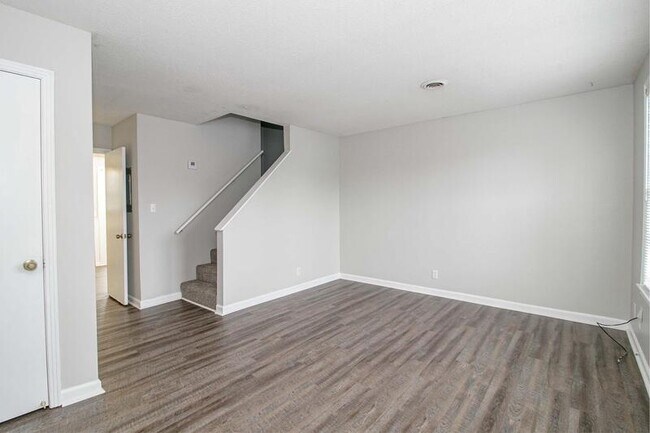 Building Photo - 812-E Golfview Place