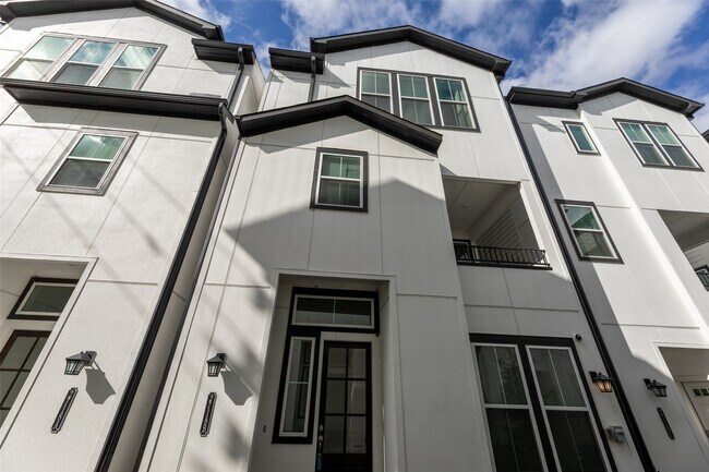 Building Photo - 2718 Grand Fountains Dr