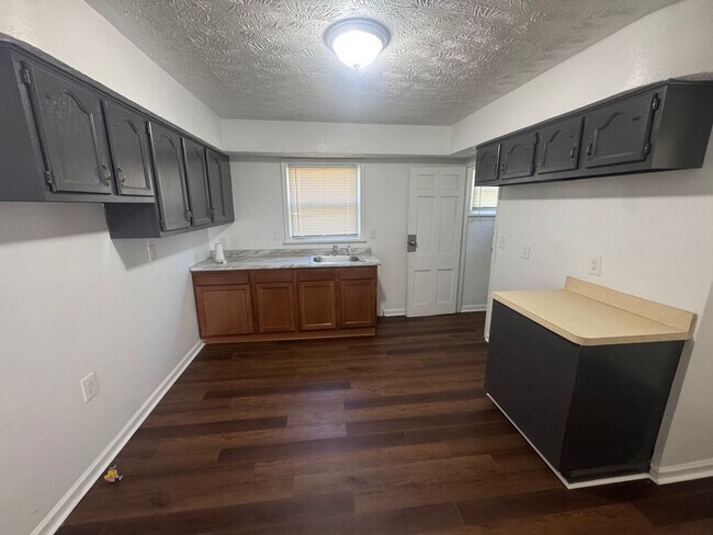 Building Photo - Charming 4-Bedroom Property in Prime Location
