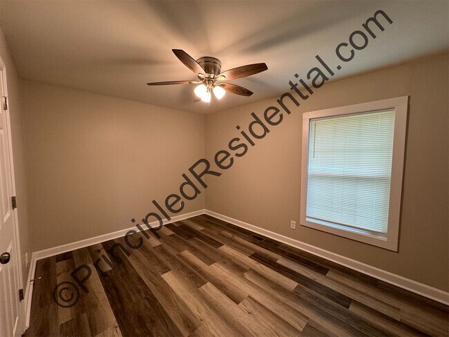 Building Photo - Newly Remodeled Home in Charlotte!