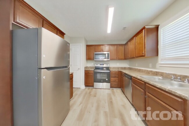 Building Photo - 215 Comet Ct