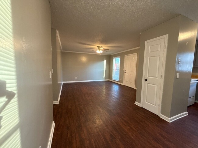 Building Photo - "Spacious 2-Bed, 2-Bath Haven on Bonnell Drive – Comfort and Convenience in Huntsville!"
