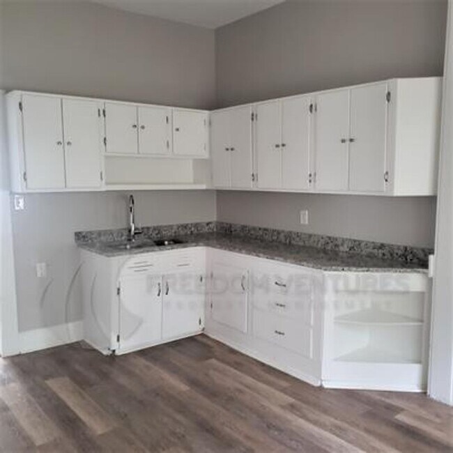 Foto del edificio - Spacious 3BR/2BA Rental with Hardwood Floo...