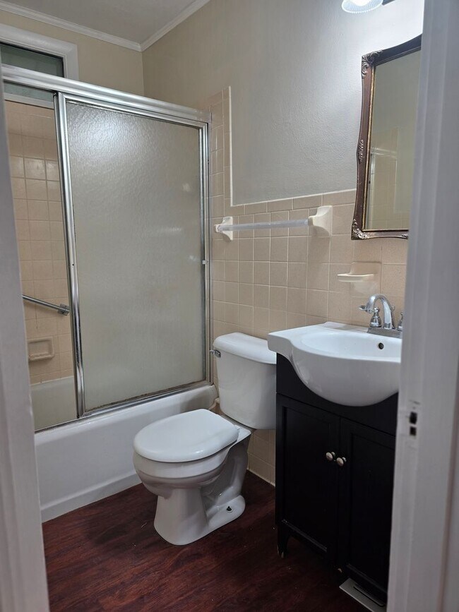 Building Photo - 2 Possible 3 bed with large backyard!