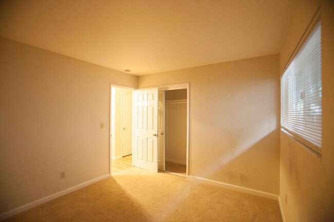 Building Photo - 621 Grand Fir Ave