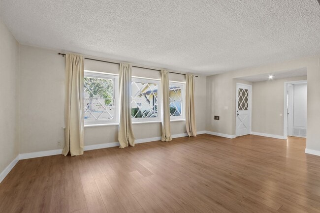 Foto del edificio - 10925 Newcomb Ave