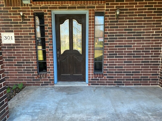 Building Photo - 301 Jansen Dr