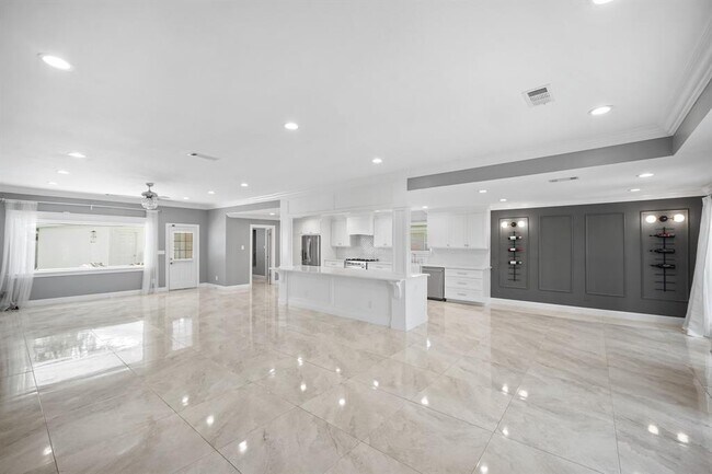 Building Photo - 6215 S Braeswood Blvd