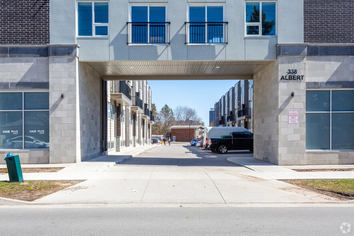 Building Photo - Ivy Three