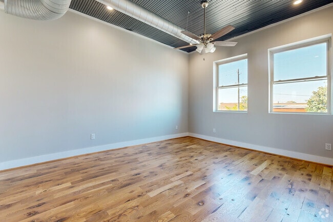 2BR - 1BA, 839SF - 9th Street Lofts/ RENOVATED 2023