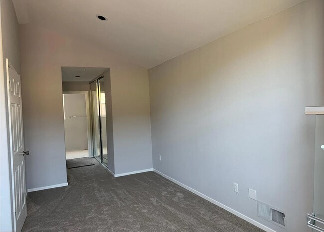 Building Photo - Beautiful 3 Bedroom Condo in Gated Communi...