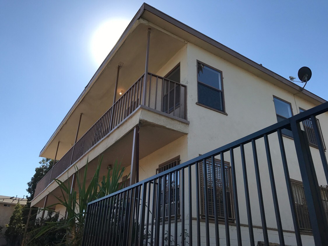 Foto principal - 4782 Templeton St