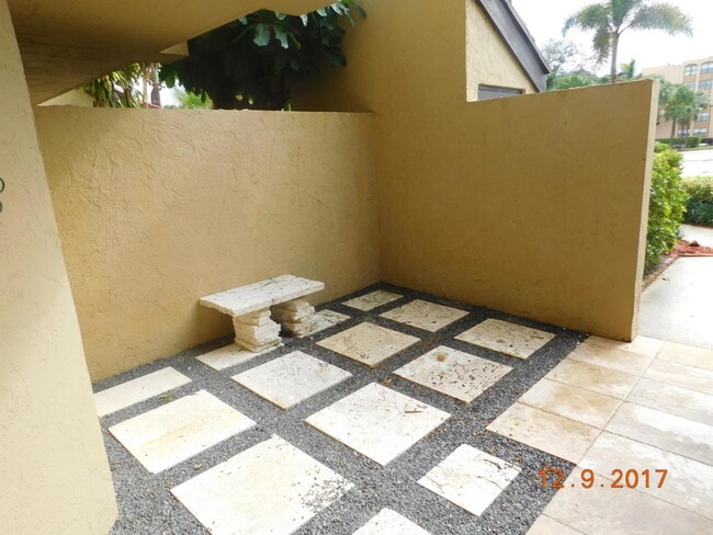 Building Photo - 825 Egret Cir