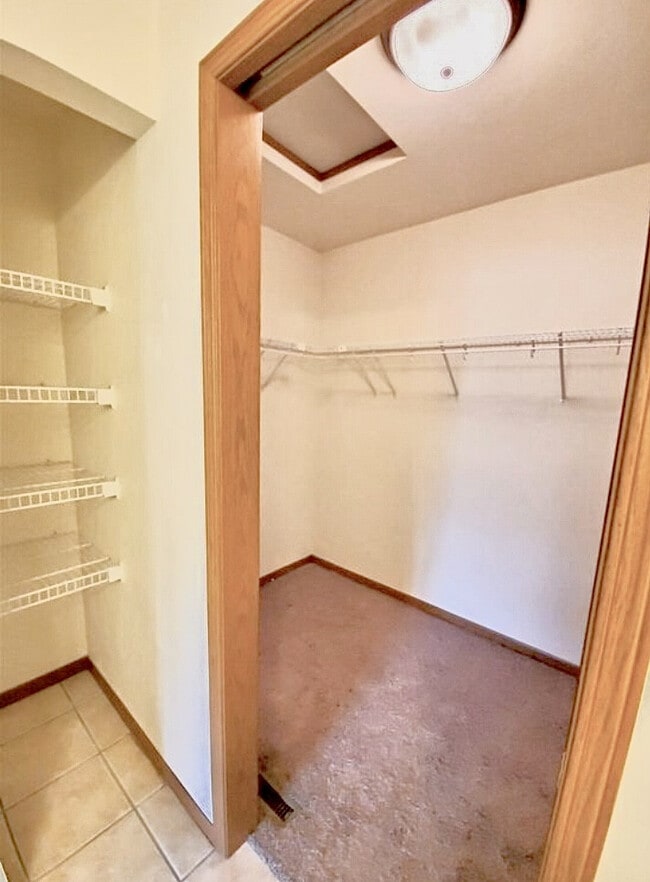 Building Photo - Large 4 Bedroom Duplex in East De Pere