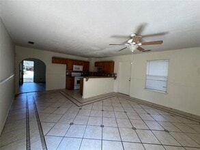 Building Photo - 5342 Burbank Dr