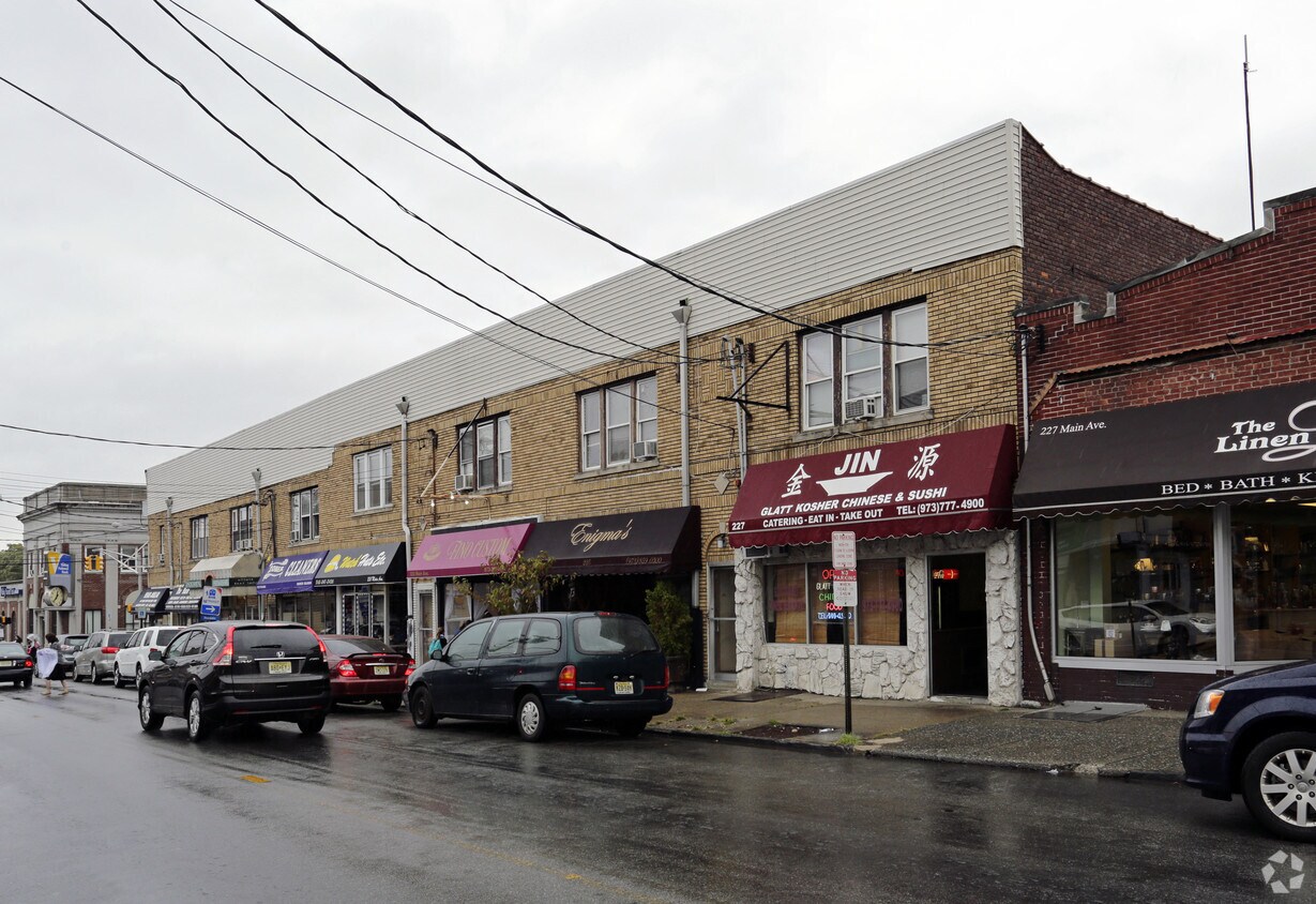 Building Photo - 213-225 Main Ave