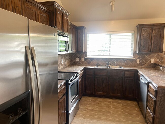 Building Photo - 3 bed 2 bath with storm shelter in Moore S...