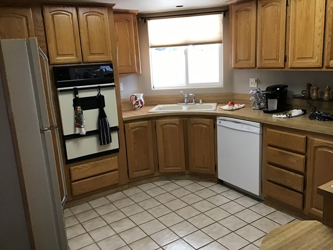 Fully stocked Kitchen - 73531 Red Cir