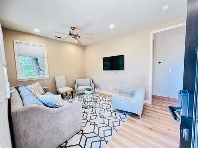Foto del edificio - FURNISHED!!! Charming 2BD/1BA Single-Story...