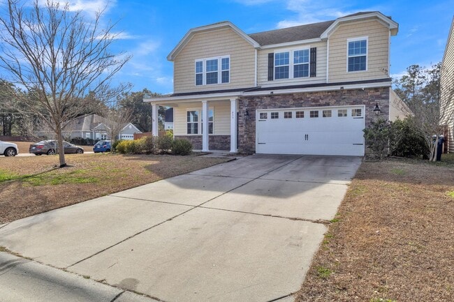 Building Photo - Large fenced yard corner lot - 4 Bedroom home in Moss Grove Plantation