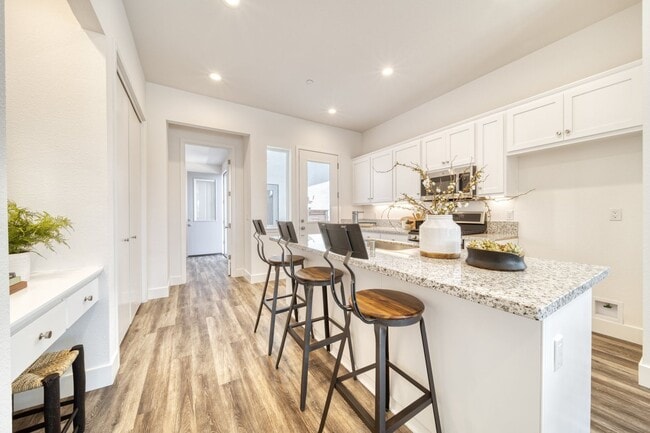 Building Photo - D60