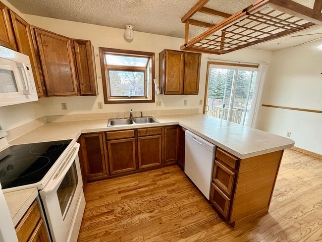 Building Photo - Large 4 Bedroom/2 Bath Bi-Level Home with attached 2 Car Garage in North Loveland