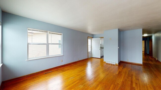 Foto del edificio - Spacious Two Bedroom with TONS of storage