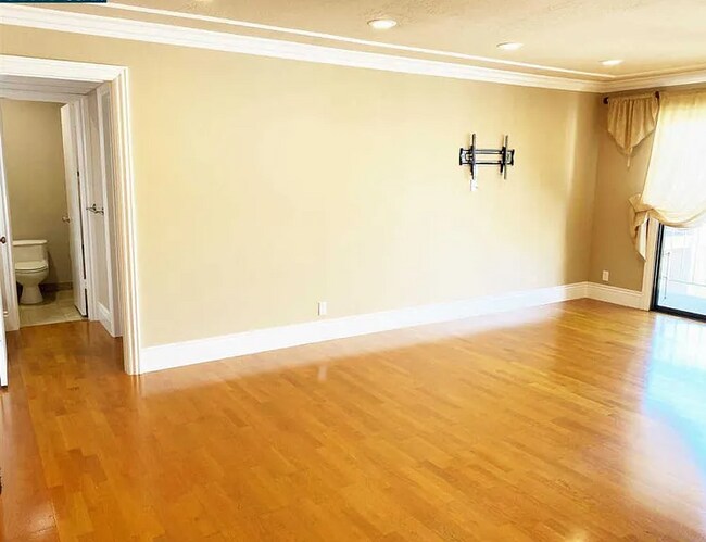 Foto del edificio - 310 N Civic Dr