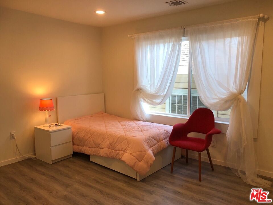 Foto principal - 127 Serrano Ave