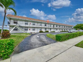 Building Photo - 227 Castlewood Dr