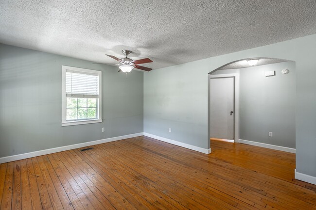Building Photo - 2 Bedroom, 1 Bath home in Tiftonia!