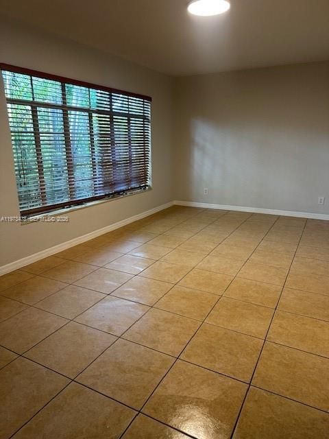 Foto del edificio - 8300 Byron Ave