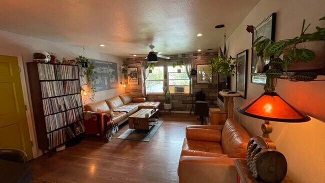 Foto del edificio - 5823 Bowcroft St