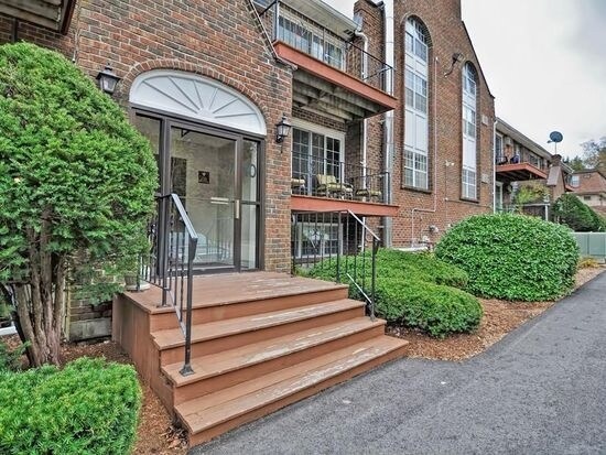Primary Photo - 10 Williamsburg Ct
